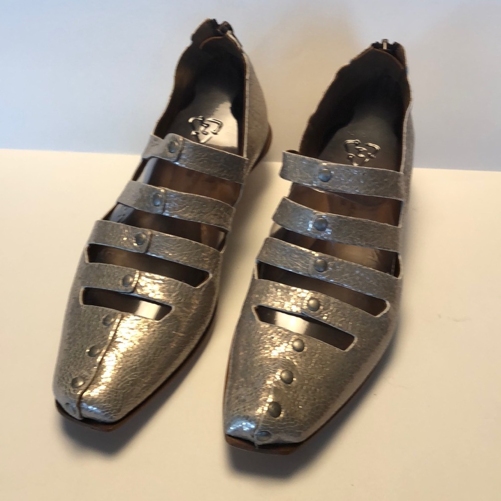Cydwoq “Barrier” kitten heel, never worn. 38